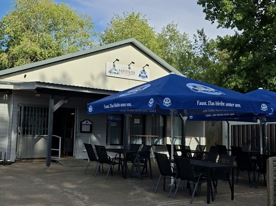 Die Gaststätte von außen, mit Eingang und Terrasse