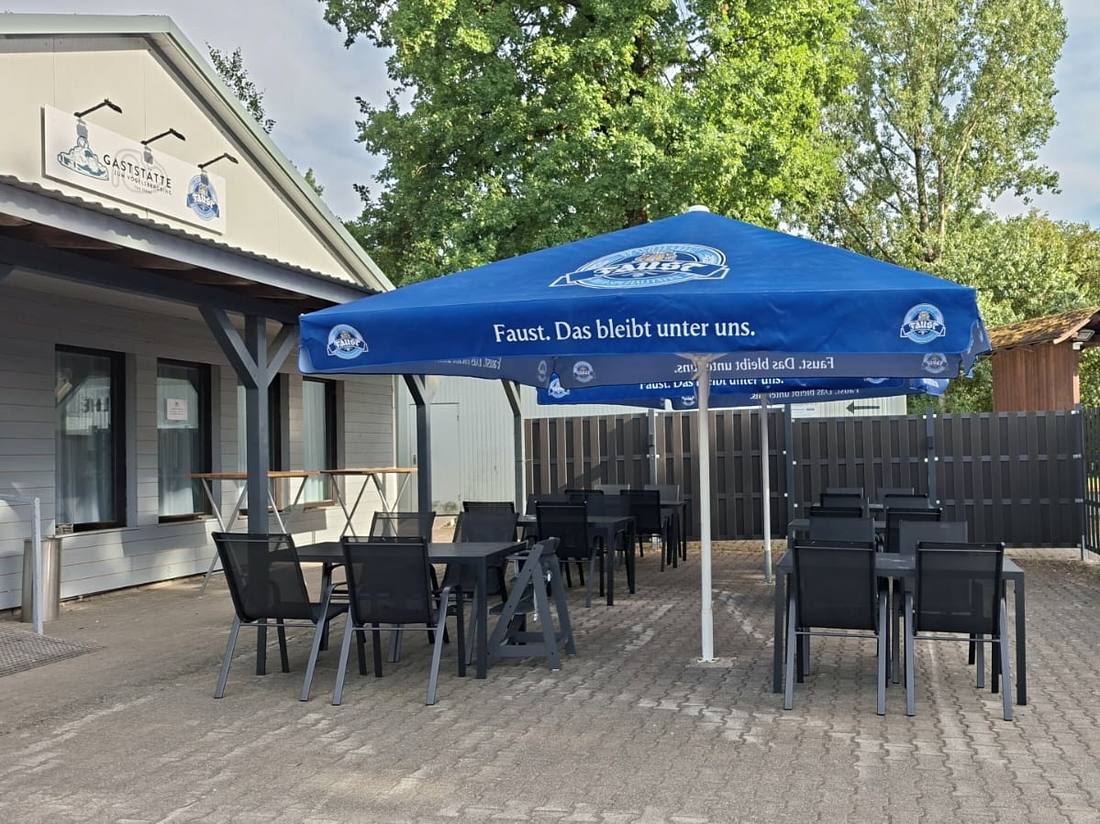 Terrasse mit Sonnenschirmen vor dem Haus